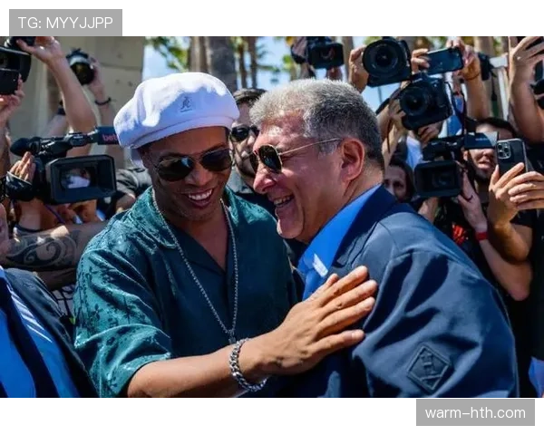 罗纳尔迪尼奥又在游艇上笑，手上那块表和我的工资单根本不是一个世界