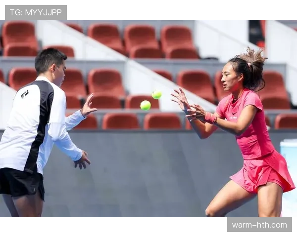 郑钦文打比赛一脸严肃，下赛季难不成得穿西装？